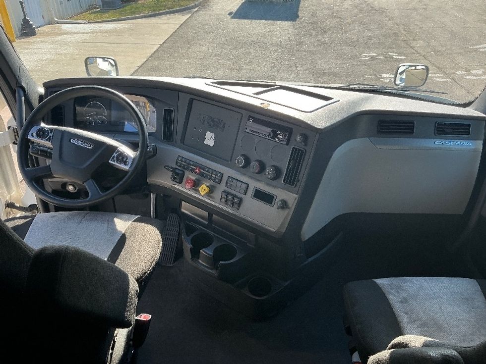Sleeper Tractor-Heavy Duty Tractors-Freightliner-2021-T12664ST-Newport News-VA-592,336\n\t\tmiles-$ 54,500 - Image 12