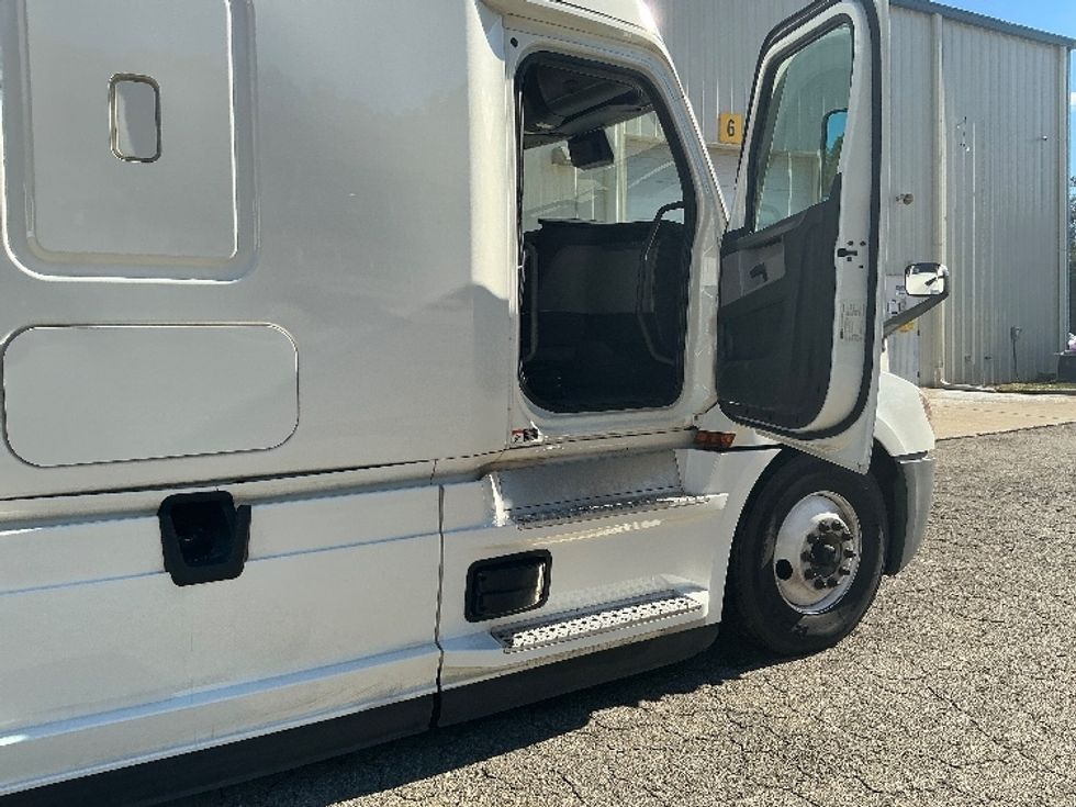 Sleeper Tractor-Heavy Duty Tractors-Freightliner-2021-T12664ST-Newport News-VA-592,336\n\t\tmiles-$ 54,500 - Image 13