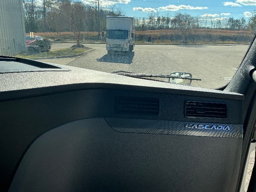 Sleeper Tractor-Heavy Duty Tractors-Freightliner-2021-T12664ST-Newport News-VA-592,336\n\t\tmiles-$ 54,500 - Image 14