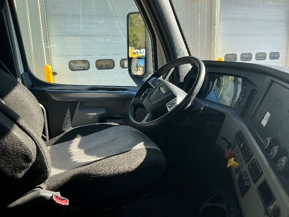 Sleeper Tractor-Heavy Duty Tractors-Freightliner-2021-T12664ST-Newport News-VA-592,336\n\t\tmiles-$ 54,500 - Image 15