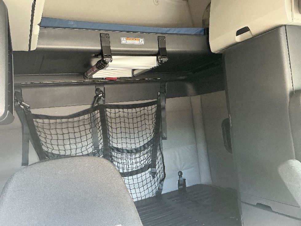 Sleeper Tractor-Heavy Duty Tractors-Freightliner-2021-T12664ST-Newport News-VA-592,336\n\t\tmiles-$ 54,500 - Image 16