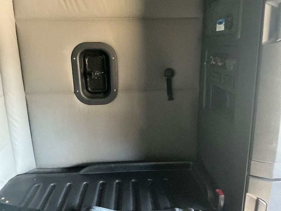 Sleeper Tractor-Heavy Duty Tractors-Freightliner-2021-T12664ST-Newport News-VA-592,336\n\t\tmiles-$ 54,500 - Image 18