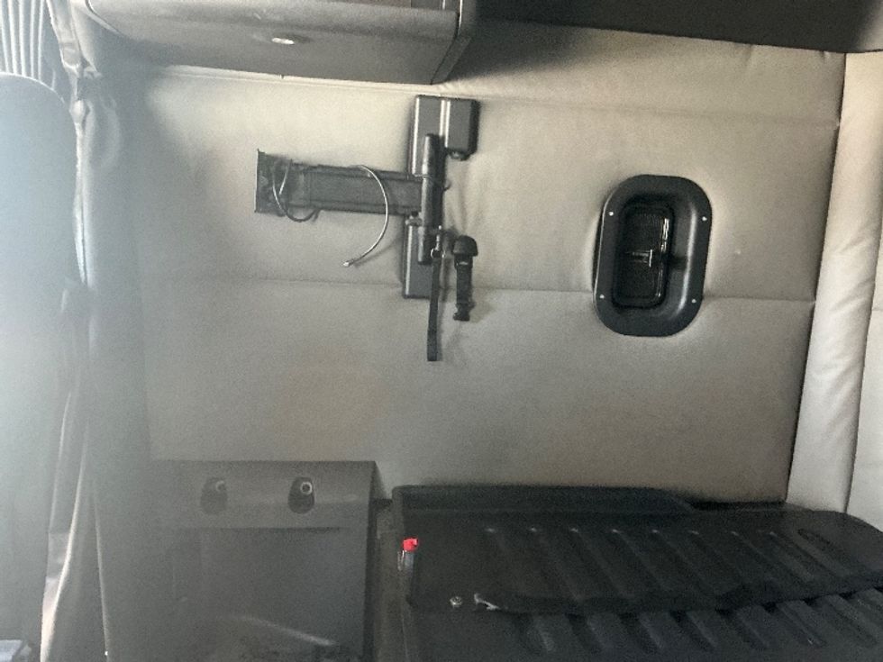 Sleeper Tractor-Heavy Duty Tractors-Freightliner-2021-T12664ST-Newport News-VA-592,336\n\t\tmiles-$ 54,500 - Image 19