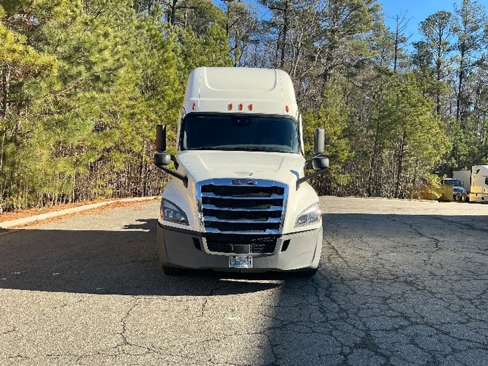Sleeper Tractor-Heavy Duty Tractors-Freightliner-2021-T12664ST-Newport News-VA-592,336\n\t\tmiles-$ 54,500 - Image 2