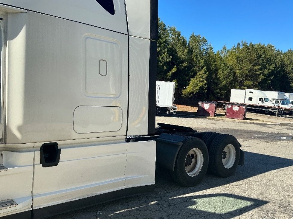 Sleeper Tractor-Heavy Duty Tractors-Freightliner-2021-T12664ST-Newport News-VA-592,336\n\t\tmiles-$ 54,500 - Image 22