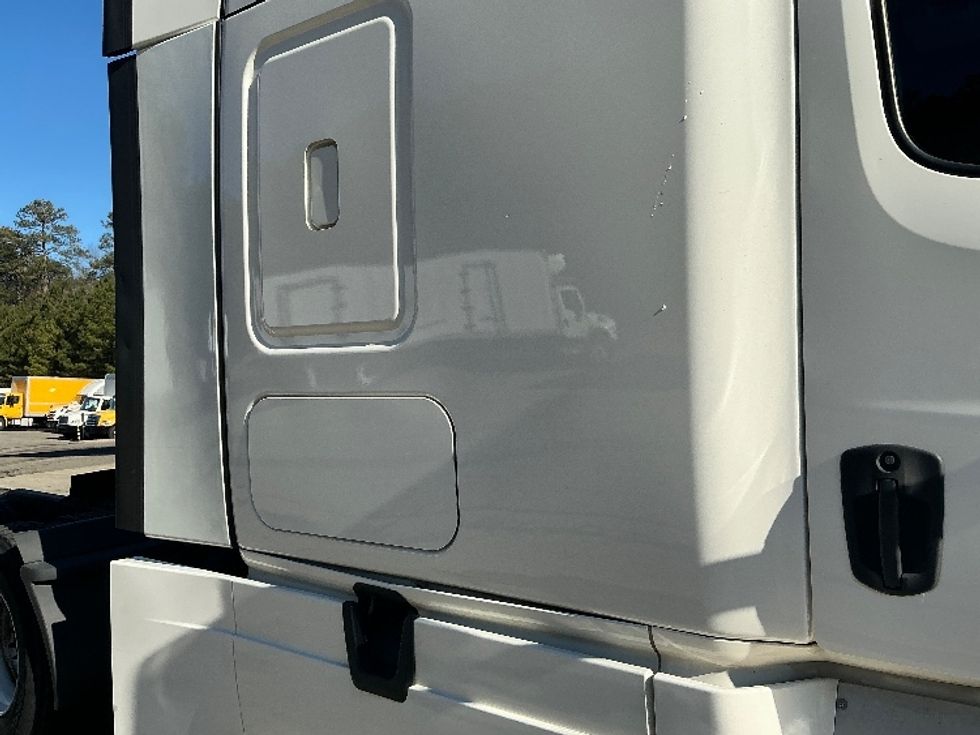 Sleeper Tractor-Heavy Duty Tractors-Freightliner-2021-T12664ST-Newport News-VA-592,336\n\t\tmiles-$ 54,500 - Image 23