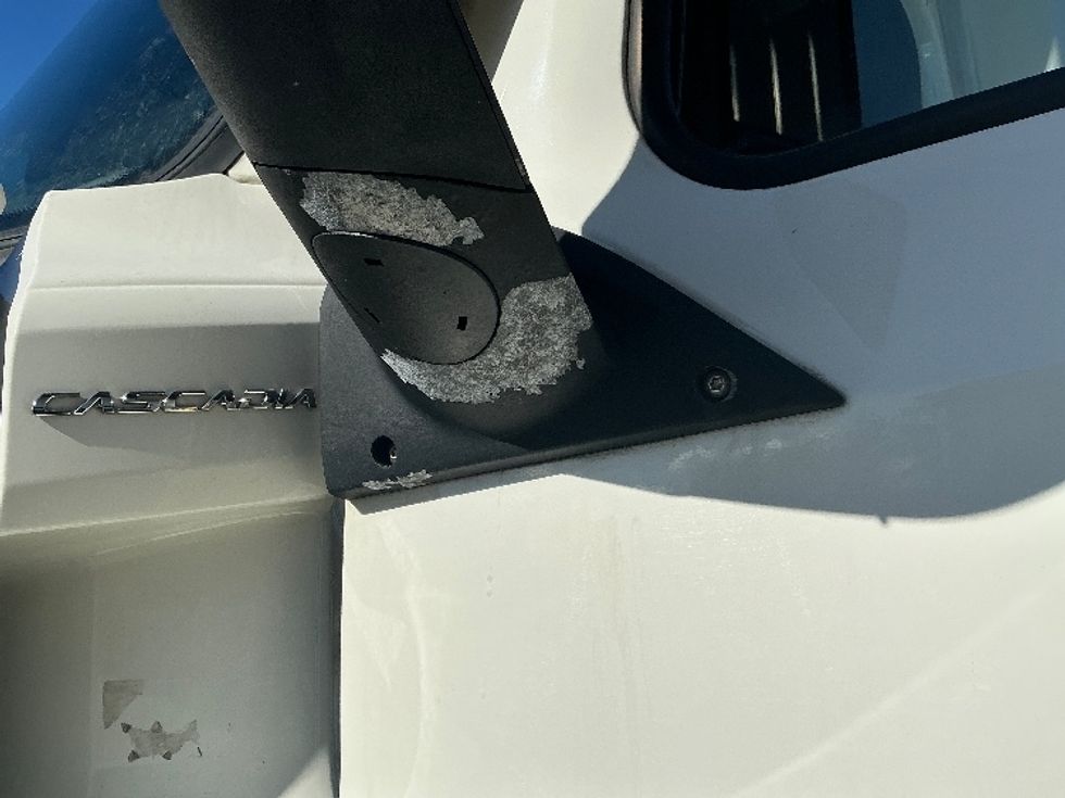 Sleeper Tractor-Heavy Duty Tractors-Freightliner-2021-T12664ST-Newport News-VA-592,336\n\t\tmiles-$ 54,500 - Image 25