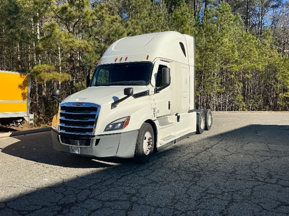 Sleeper Tractor-Heavy Duty Tractors-Freightliner-2021-T12664ST-Newport News-VA-592,336\n\t\tmiles-$ 54,500 - Image 3
