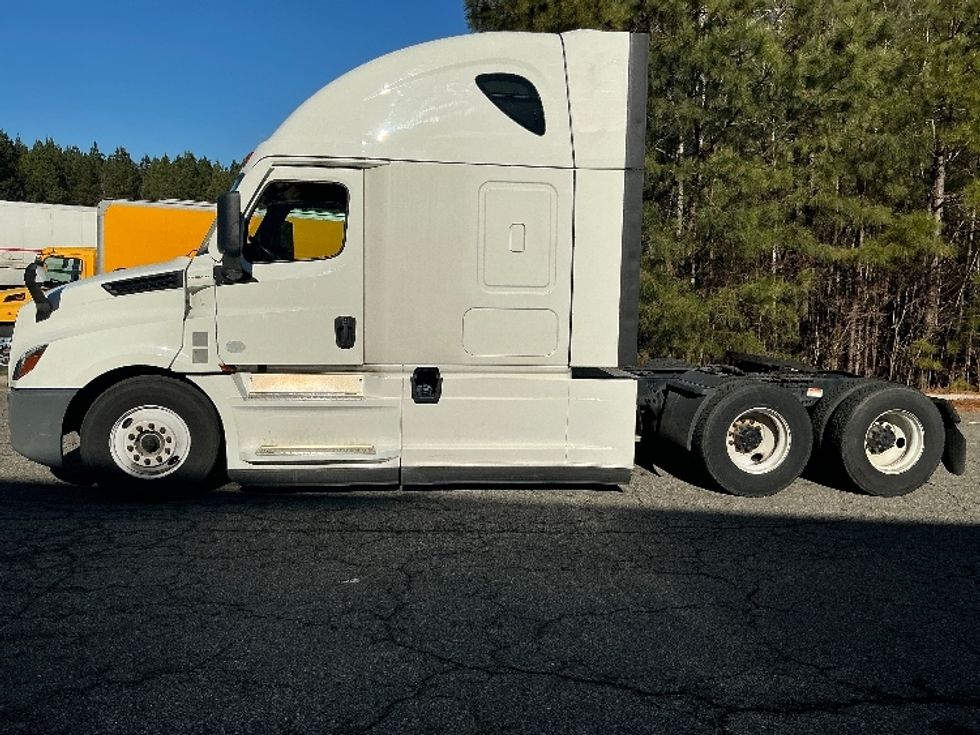 Sleeper Tractor-Heavy Duty Tractors-Freightliner-2021-T12664ST-Newport News-VA-592,336\n\t\tmiles-$ 54,500 - Image 4