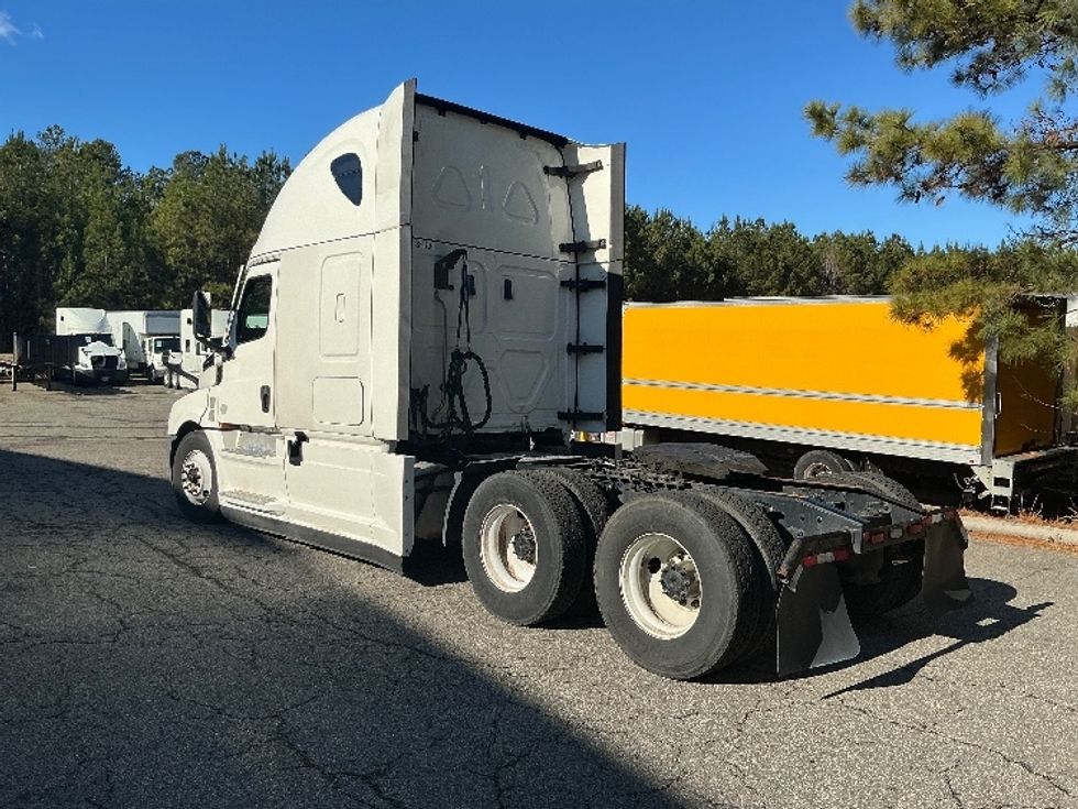 Sleeper Tractor-Heavy Duty Tractors-Freightliner-2021-T12664ST-Newport News-VA-592,336\n\t\tmiles-$ 54,500 - Image 5