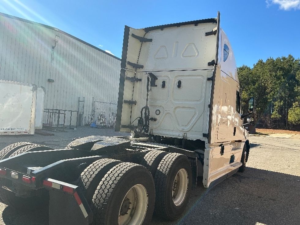 Sleeper Tractor-Heavy Duty Tractors-Freightliner-2021-T12664ST-Newport News-VA-592,336\n\t\tmiles-$ 54,500 - Image 7