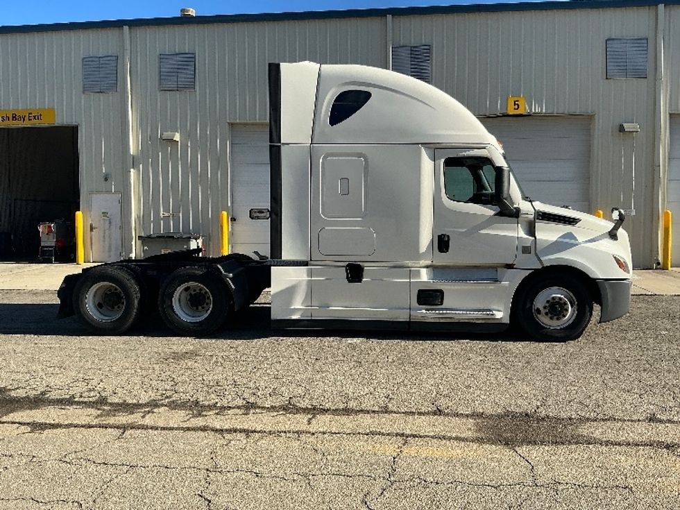 Sleeper Tractor-Heavy Duty Tractors-Freightliner-2021-T12664ST-Newport News-VA-592,336\n\t\tmiles-$ 54,500 - Image 8