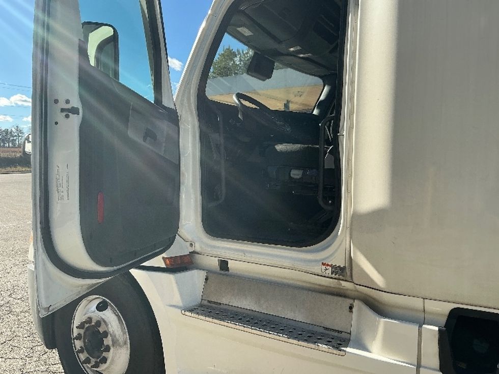 Sleeper Tractor-Heavy Duty Tractors-Freightliner-2021-T12664ST-Newport News-VA-592,336\n\t\tmiles-$ 54,500 - Image 9