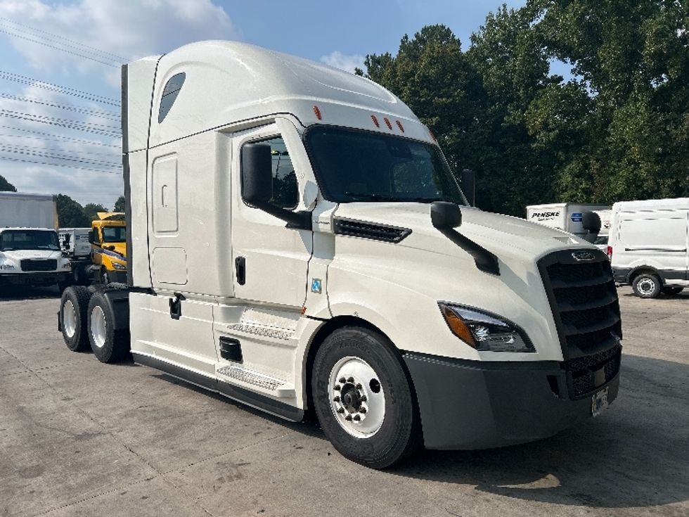 Sleeper Tractor-Heavy Duty Tractors-Freightliner-2021-T12664ST-Norcross-GA-475,368\n\t\tmiles-$ 68,500 - Image 1