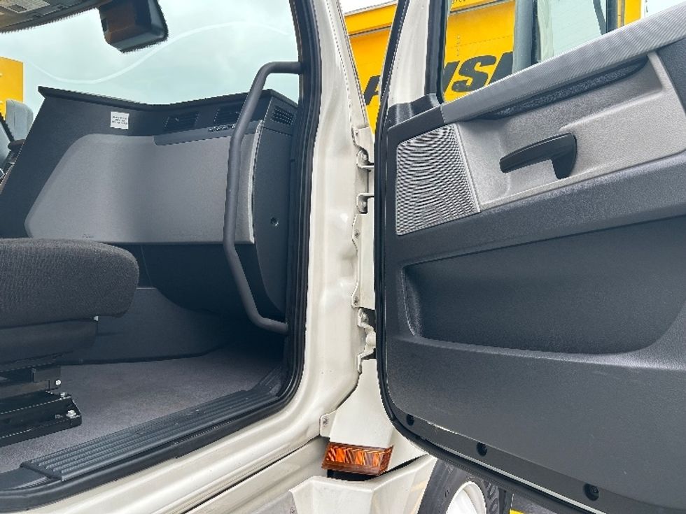 Sleeper Tractor-Heavy Duty Tractors-Freightliner-2021-T12664ST-Norcross-GA-475,368\n\t\tmiles-$ 68,500 - Image 13