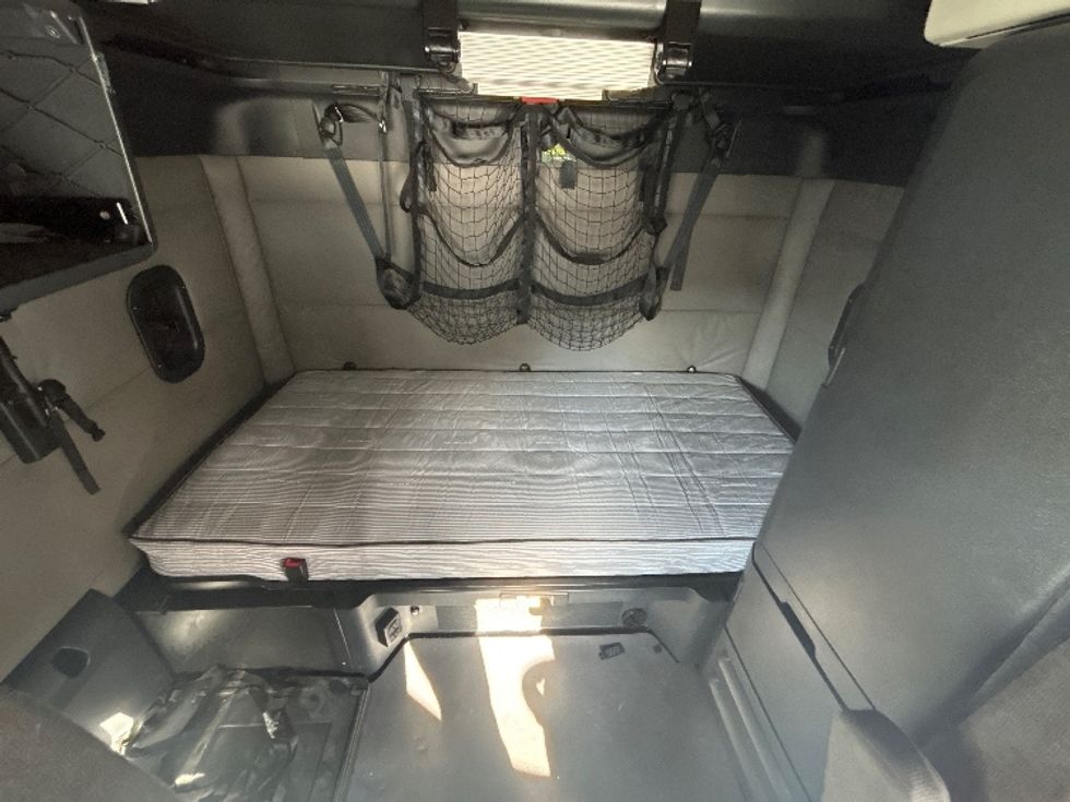 Sleeper Tractor-Heavy Duty Tractors-Freightliner-2021-T12664ST-Norcross-GA-475,368\n\t\tmiles-$ 68,500 - Image 15