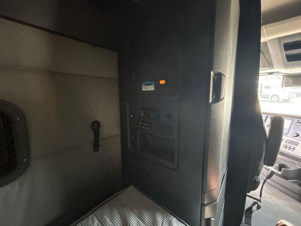 Sleeper Tractor-Heavy Duty Tractors-Freightliner-2021-T12664ST-Norcross-GA-475,368\n\t\tmiles-$ 68,500 - Image 17
