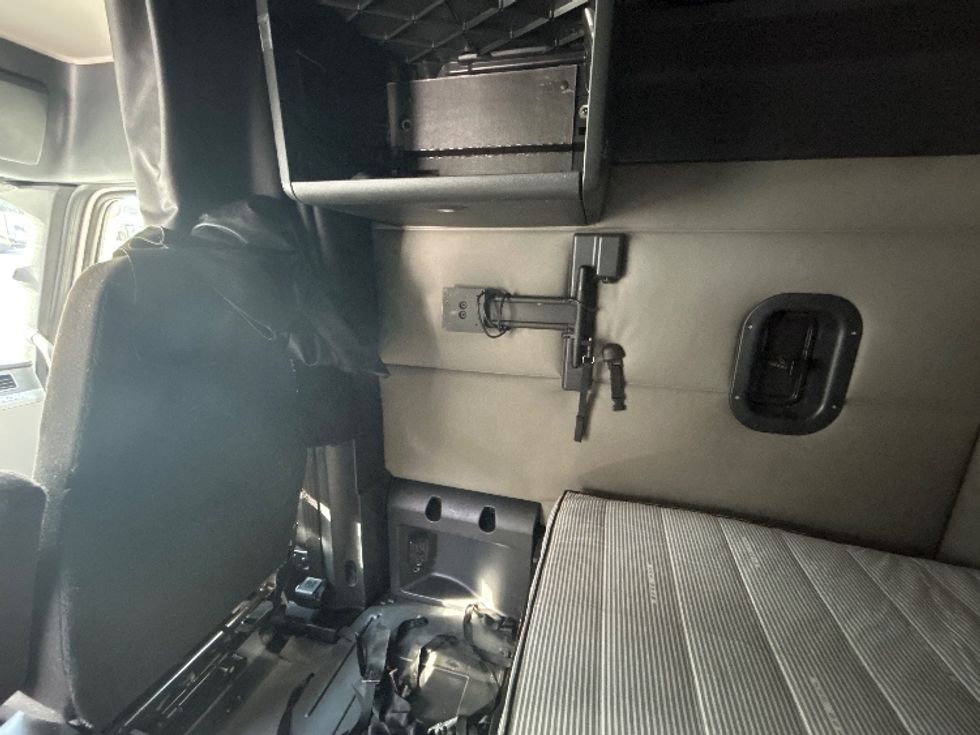 Sleeper Tractor-Heavy Duty Tractors-Freightliner-2021-T12664ST-Norcross-GA-475,368\n\t\tmiles-$ 68,500 - Image 18