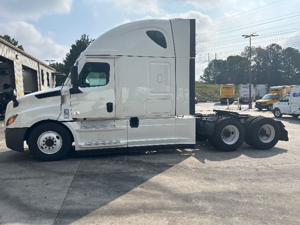 Sleeper Tractor-Heavy Duty Tractors-Freightliner-2021-T12664ST-Norcross-GA-475,368\n\t\tmiles-$ 68,500 - Image 4