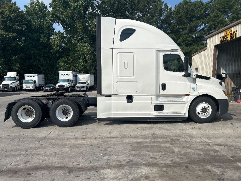 Sleeper Tractor-Heavy Duty Tractors-Freightliner-2021-T12664ST-Norcross-GA-475,368\n\t\tmiles-$ 68,500 - Image 8
