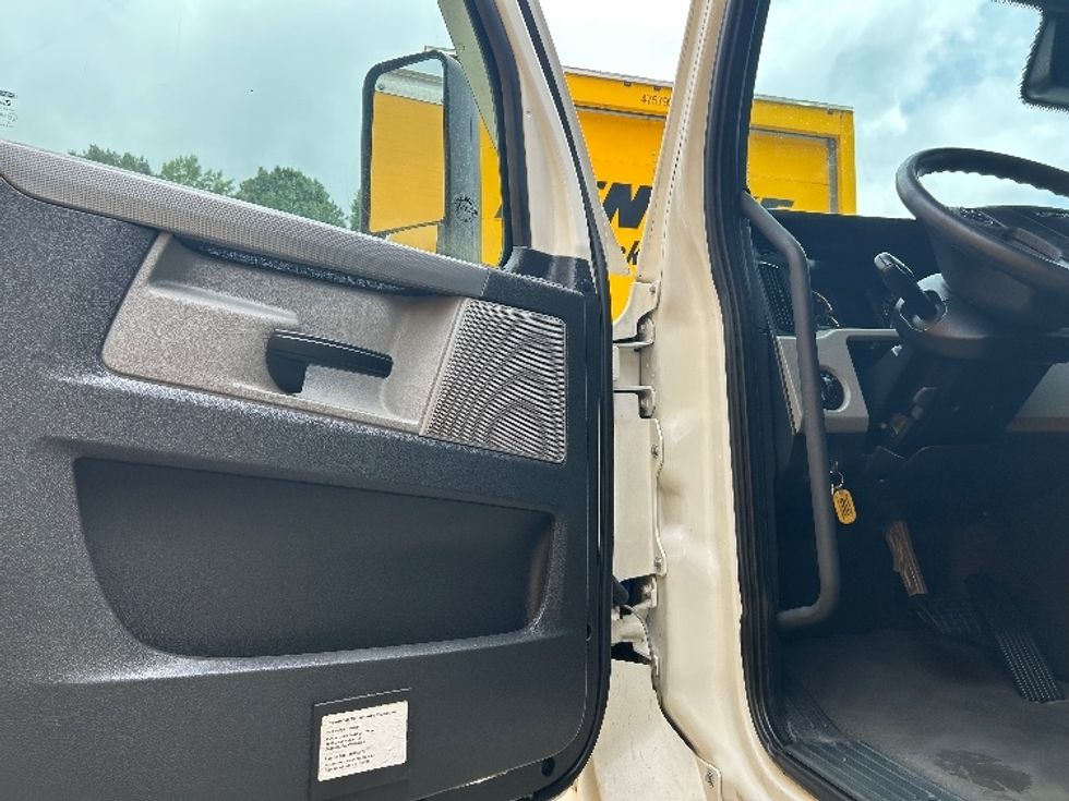 Sleeper Tractor-Heavy Duty Tractors-Freightliner-2021-T12664ST-Norcross-GA-475,368\n\t\tmiles-$ 68,500 - Image 9