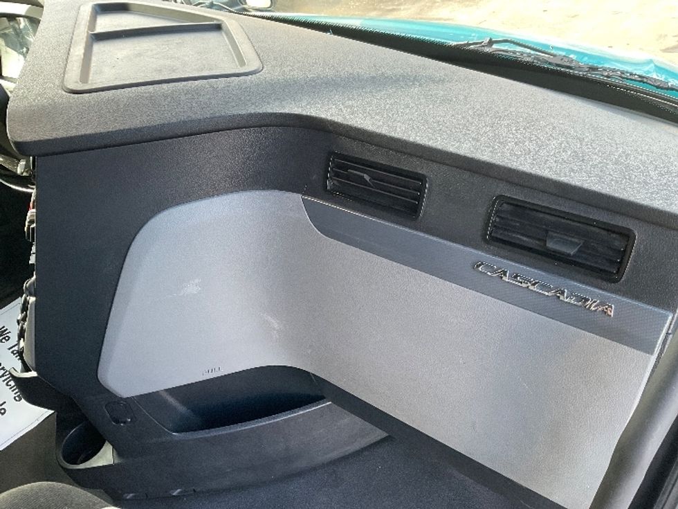 Sleeper Tractor-Heavy Duty Tractors-Freightliner-2021-T12664ST-Norcross-GA-479,164\n\t\tmiles-$ 62,000 - Image 14