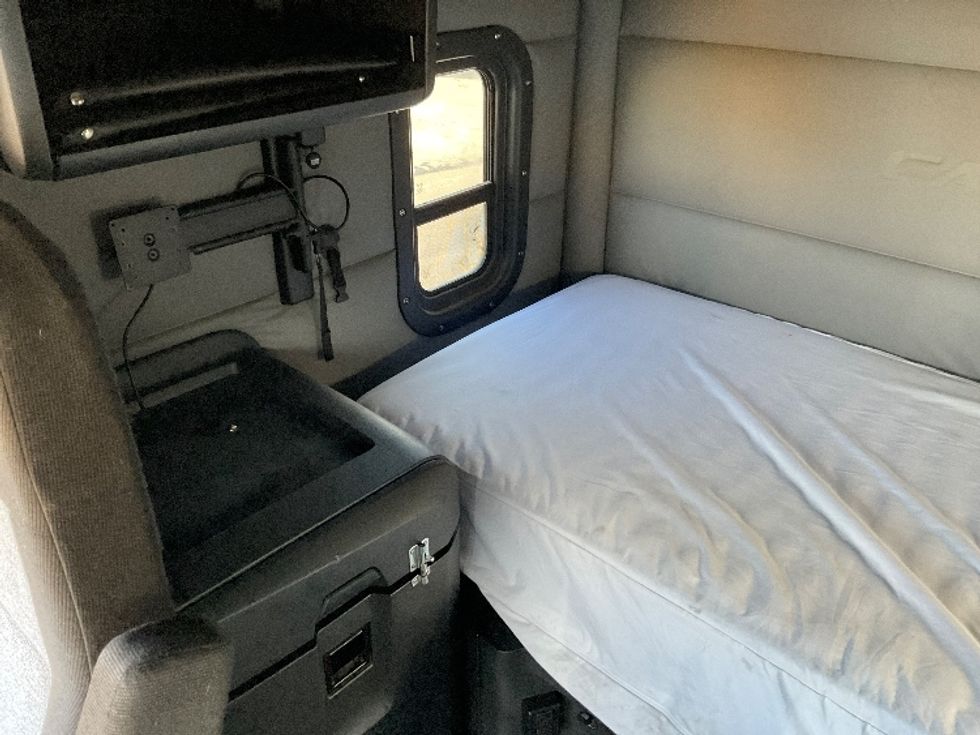 Sleeper Tractor-Heavy Duty Tractors-Freightliner-2021-T12664ST-Norcross-GA-479,164\n\t\tmiles-$ 62,000 - Image 18