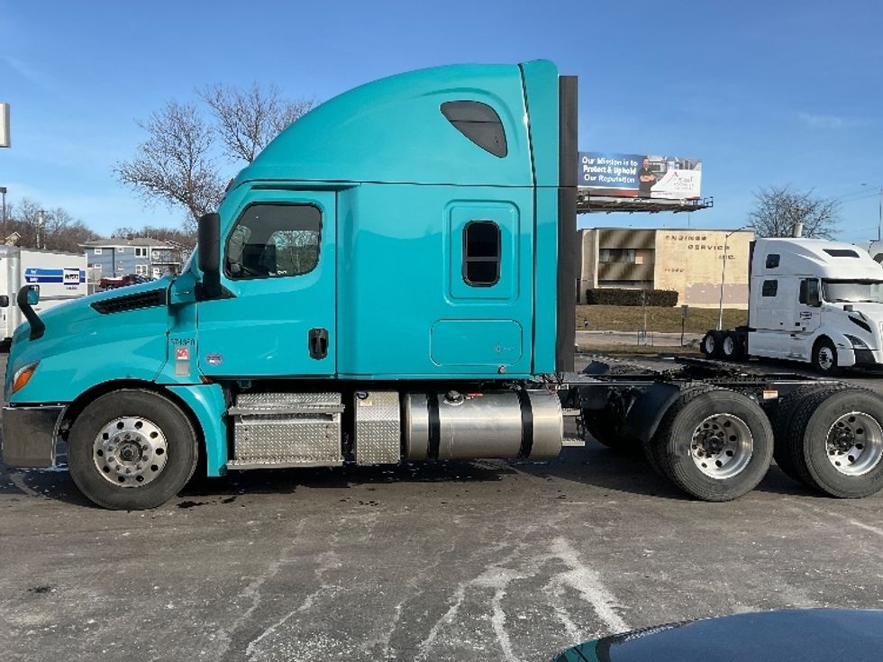 Sleeper Tractor-Heavy Duty Tractors-Freightliner-2021-T12664ST-Norcross-GA-479,164\n\t\tmiles-$ 62,000 - Image 4