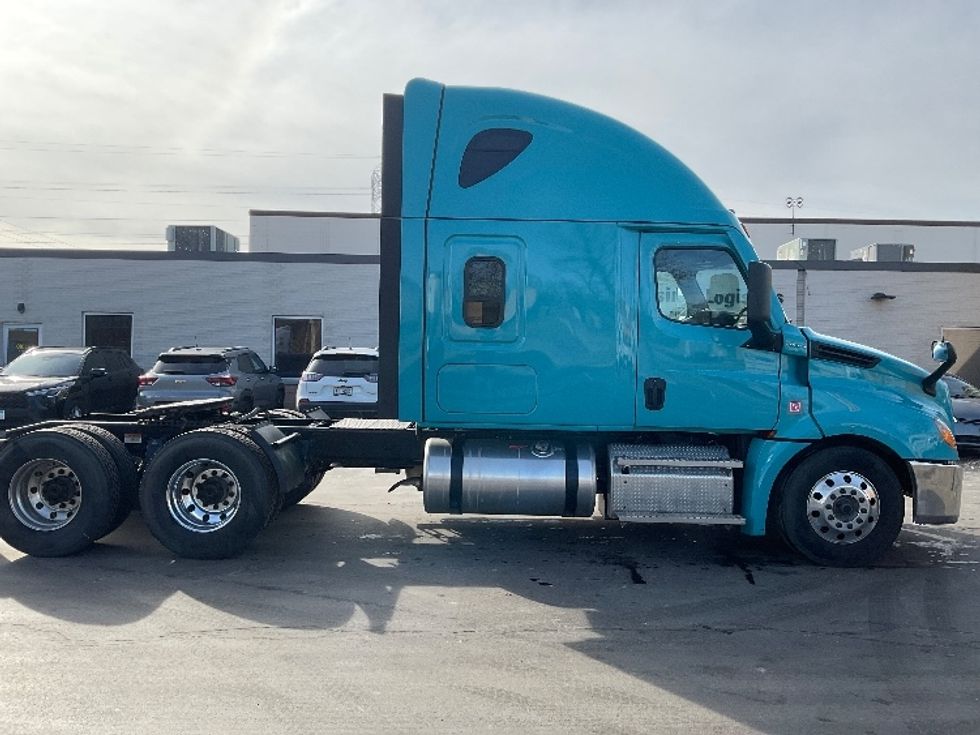 Sleeper Tractor-Heavy Duty Tractors-Freightliner-2021-T12664ST-Norcross-GA-479,164\n\t\tmiles-$ 62,000 - Image 8