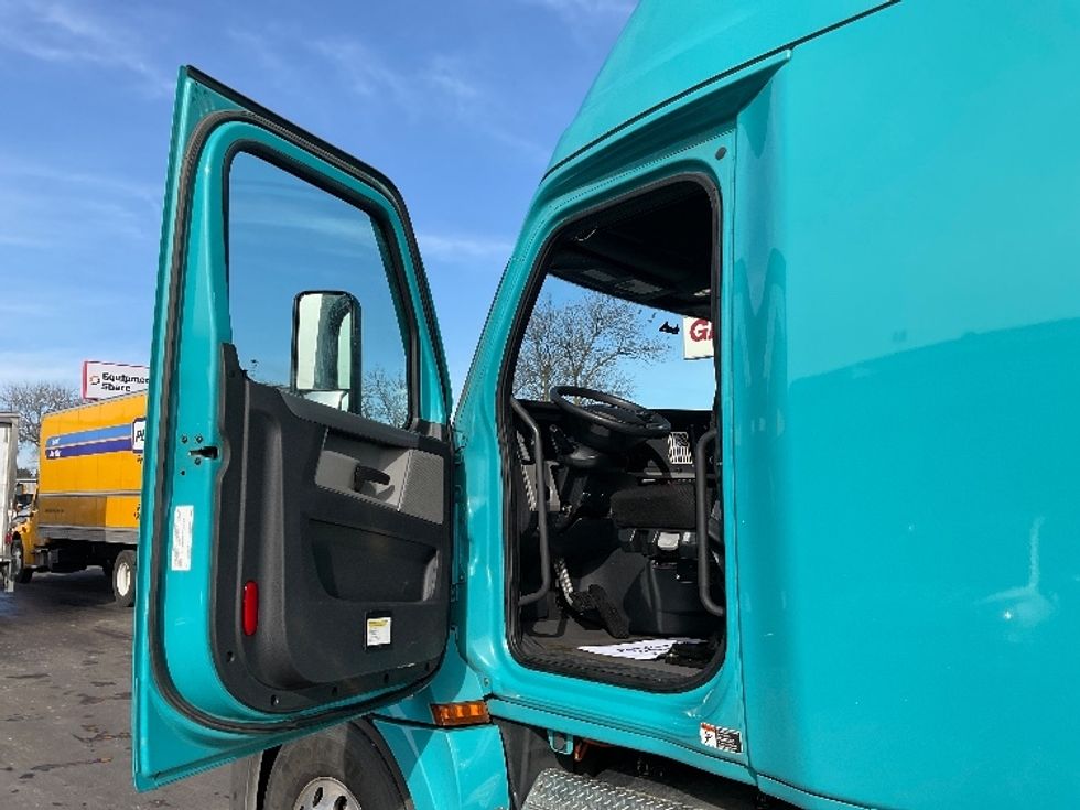 Sleeper Tractor-Heavy Duty Tractors-Freightliner-2021-T12664ST-Norcross-GA-479,164\n\t\tmiles-$ 62,000 - Image 9