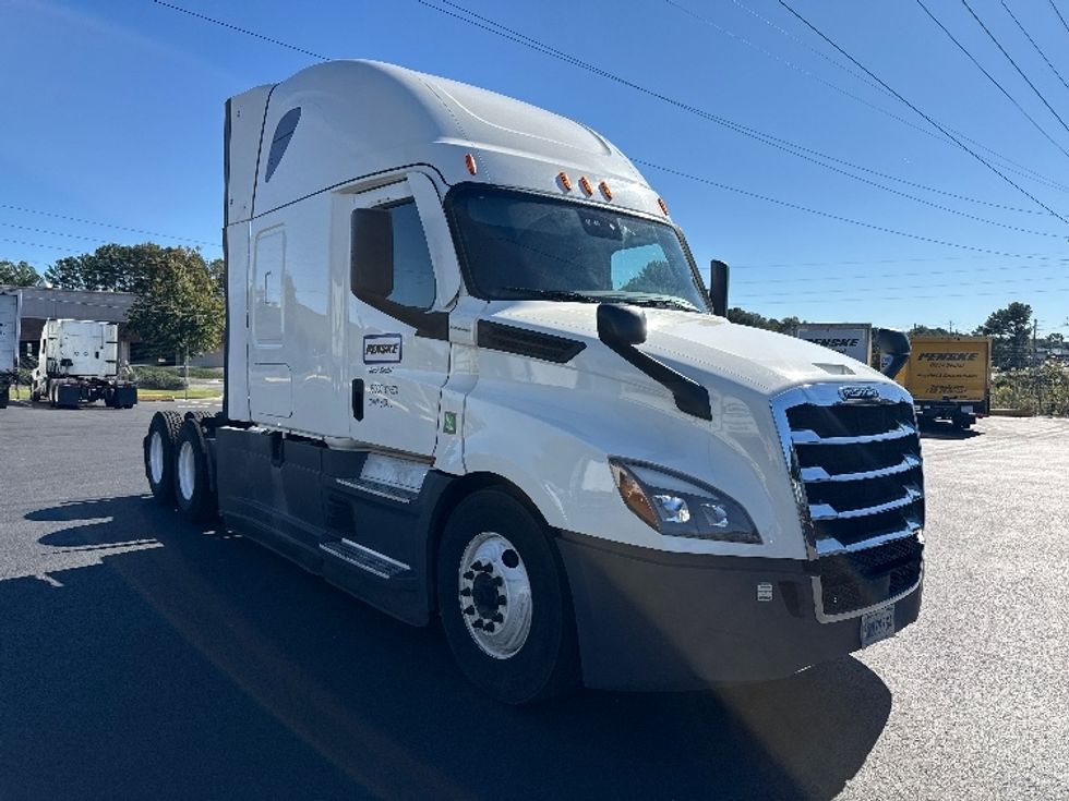 Sleeper Tractor-Heavy Duty Tractors-Freightliner-2021-T12664ST-Norcross-GA-554,148\n\t\tmiles-$ 69,500 - Image 1