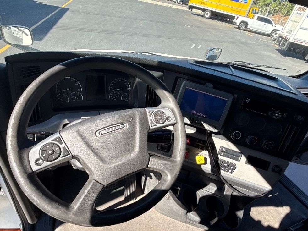 Sleeper Tractor-Heavy Duty Tractors-Freightliner-2021-T12664ST-Norcross-GA-554,148\n\t\tmiles-$ 69,500 - Image 11