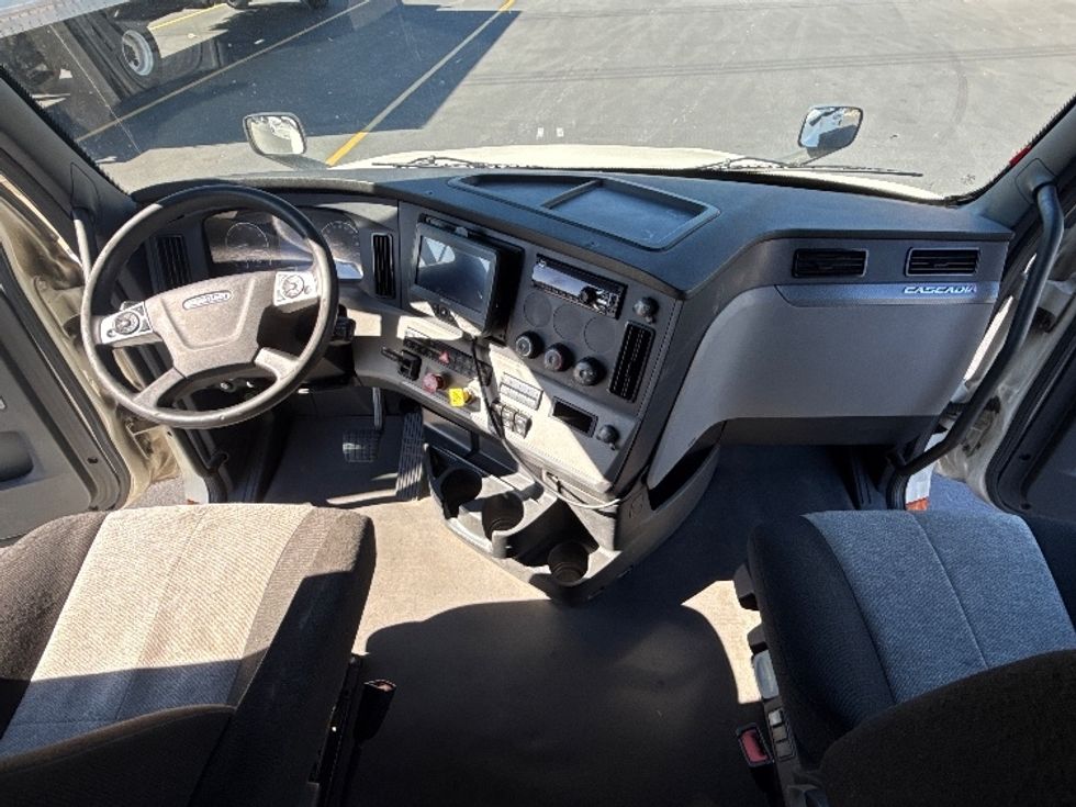 Sleeper Tractor-Heavy Duty Tractors-Freightliner-2021-T12664ST-Norcross-GA-554,148\n\t\tmiles-$ 69,500 - Image 12