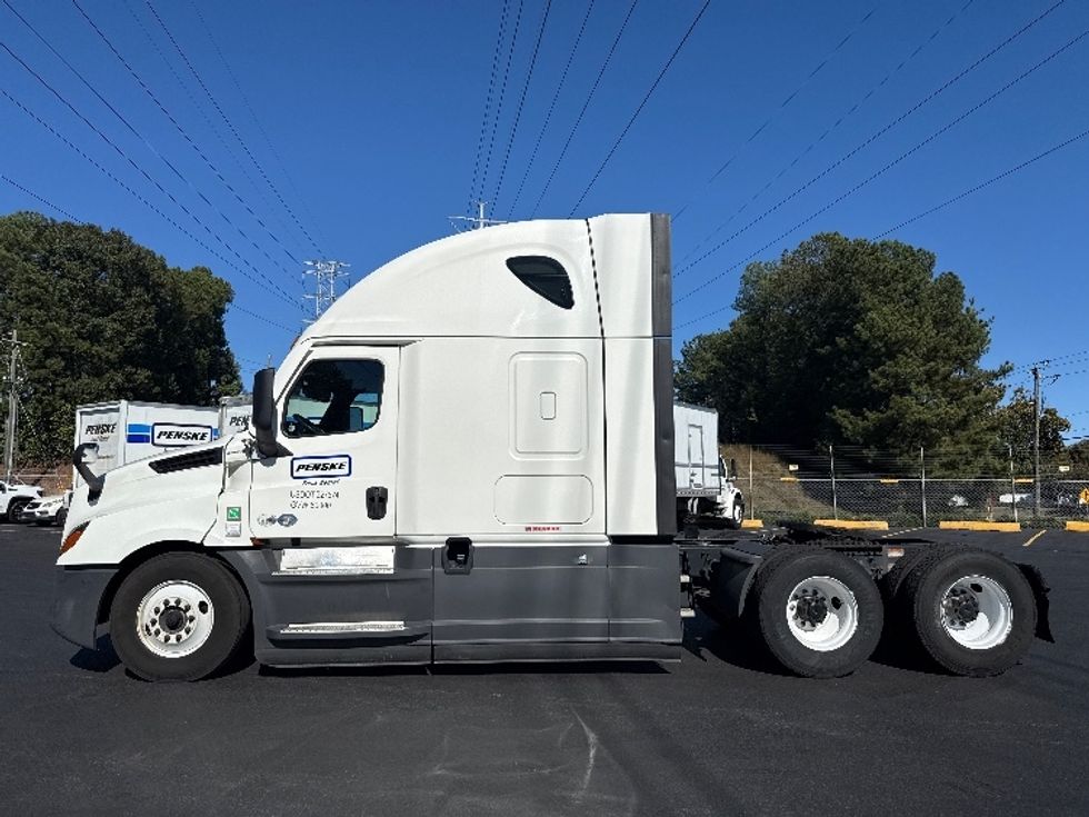 Sleeper Tractor-Heavy Duty Tractors-Freightliner-2021-T12664ST-Norcross-GA-554,148\n\t\tmiles-$ 69,500 - Image 4