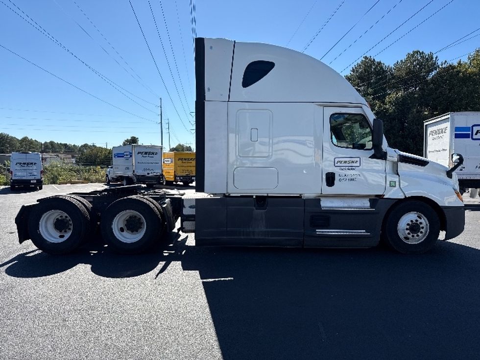 Sleeper Tractor-Heavy Duty Tractors-Freightliner-2021-T12664ST-Norcross-GA-554,148\n\t\tmiles-$ 69,500 - Image 8
