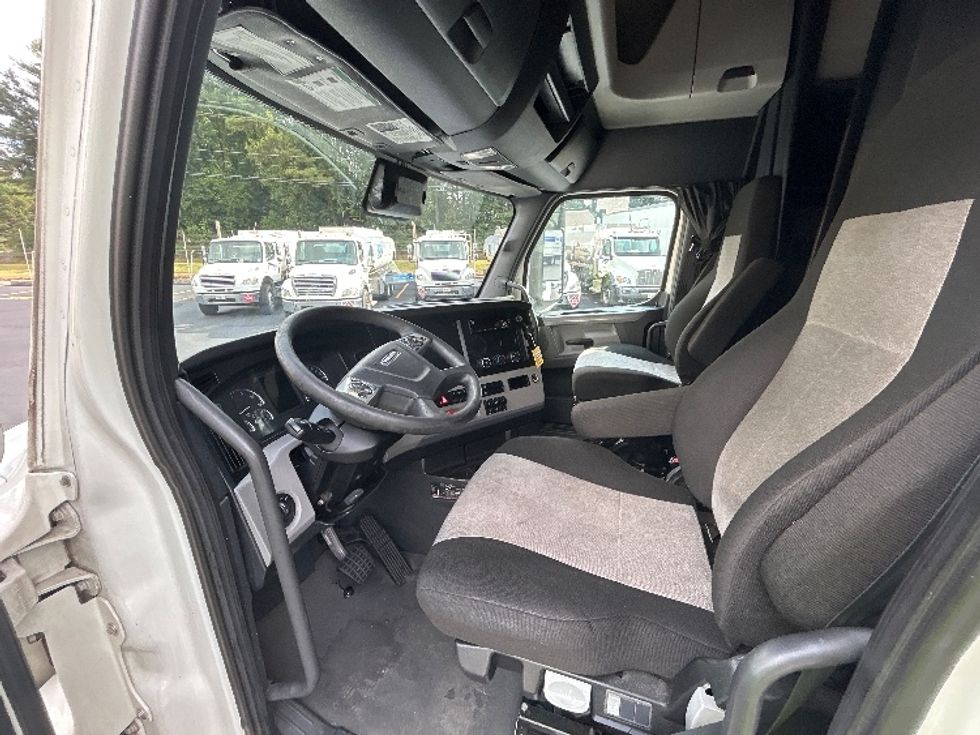 Sleeper Tractor-Heavy Duty Tractors-Freightliner-2021-T12664ST-Norcross-GA-591,436\n\t\tmiles-$ 58,000 - Image 10