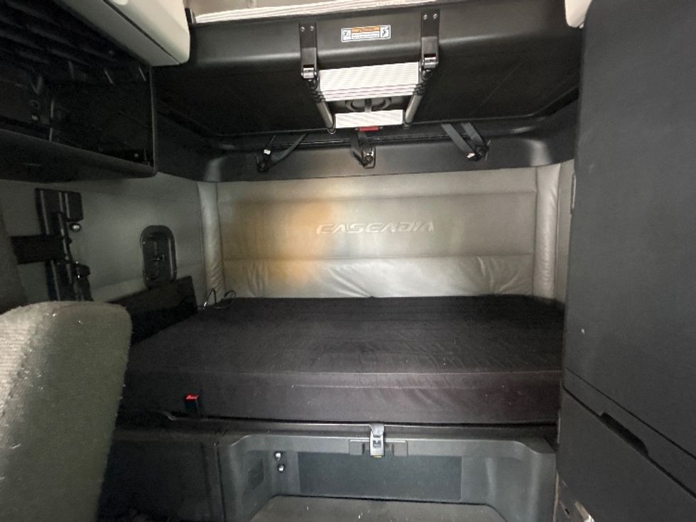 Sleeper Tractor-Heavy Duty Tractors-Freightliner-2021-T12664ST-Norcross-GA-591,436\n\t\tmiles-$ 58,000 - Image 16