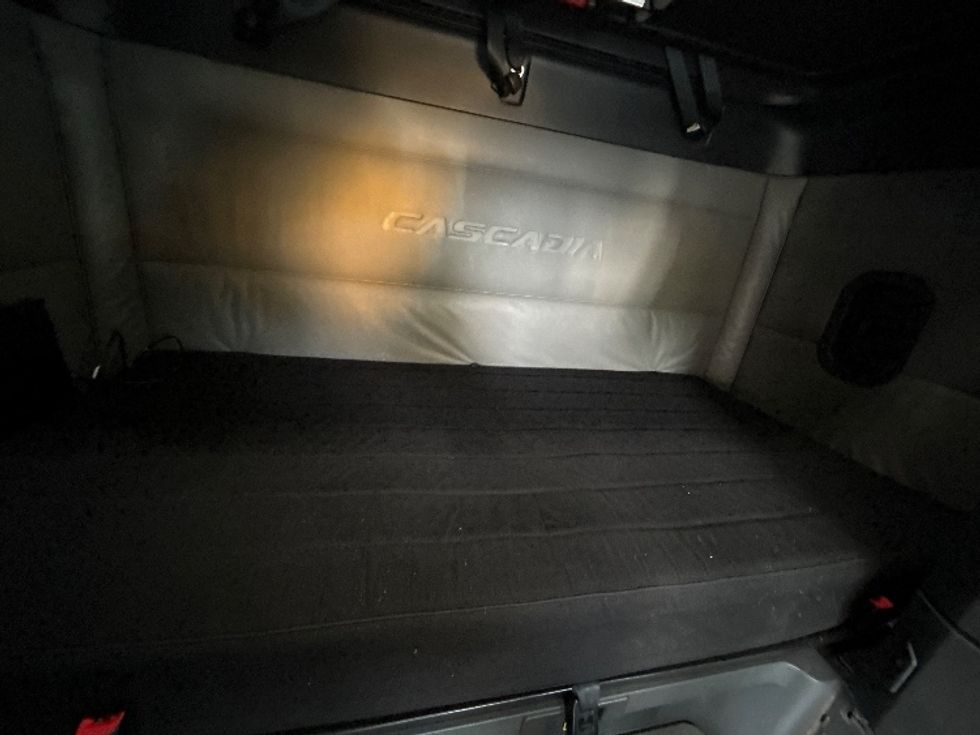 Sleeper Tractor-Heavy Duty Tractors-Freightliner-2021-T12664ST-Norcross-GA-591,436\n\t\tmiles-$ 58,000 - Image 17