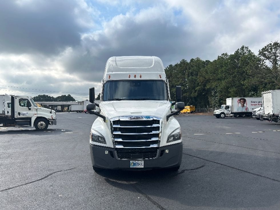 2021 Freightliner Cascadia 126" Sleeper Cab photo 2