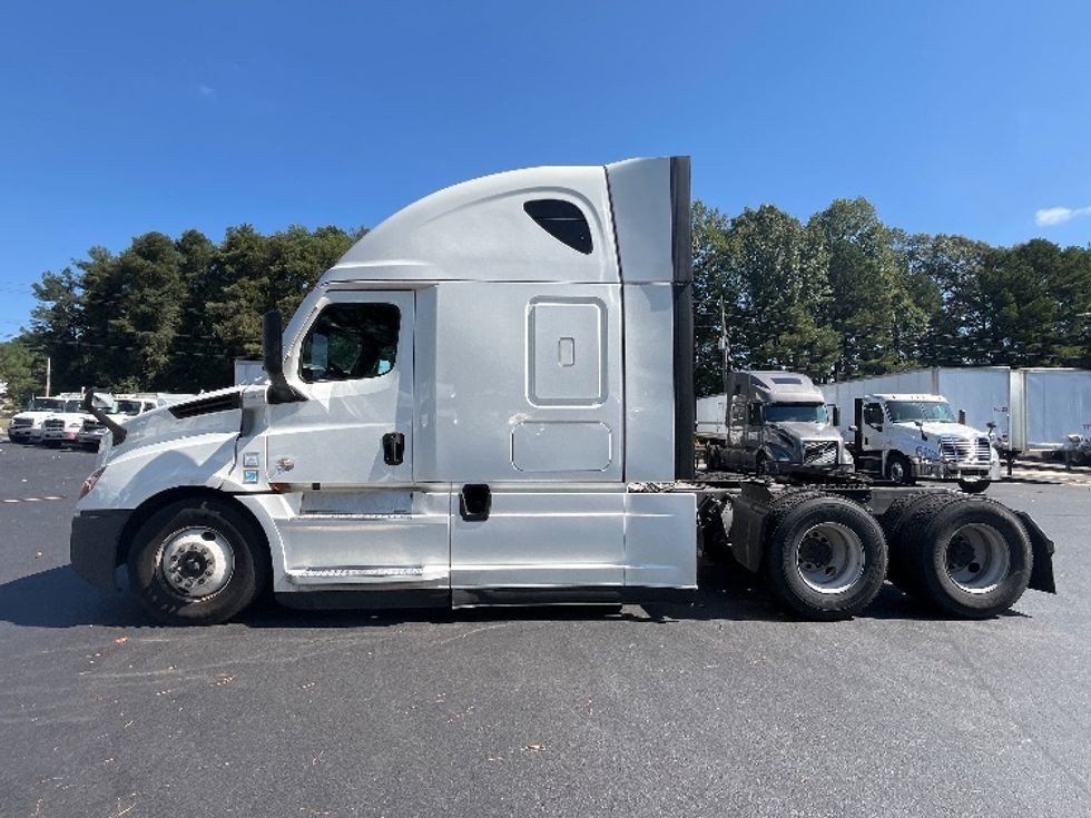 2021 Freightliner Cascadia 126" Sleeper Cab photo 4