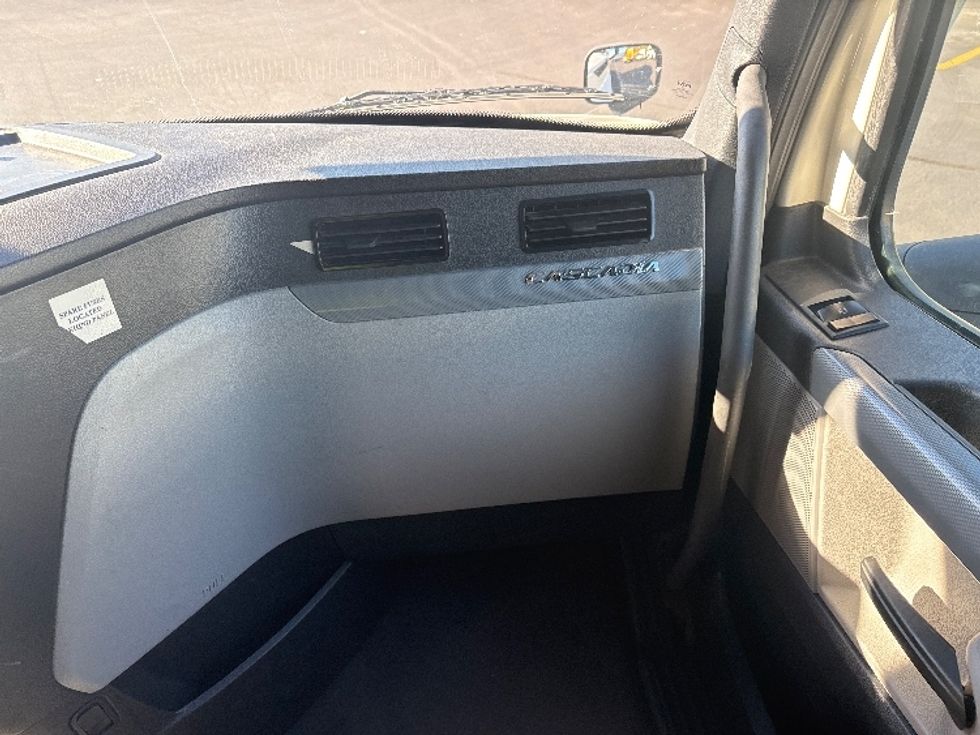 Sleeper Tractor-Heavy Duty Tractors-Freightliner-2021-T12664ST-Norcross-GA-638,810\n\t\tmiles-$ 53,250 - Image 14