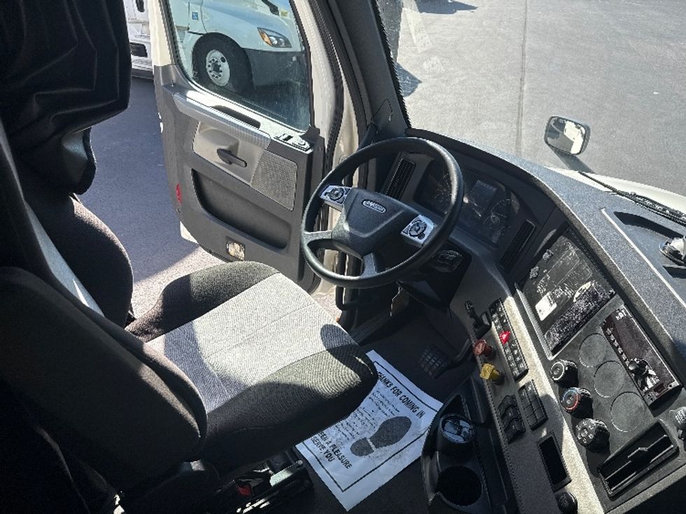 Sleeper Tractor-Heavy Duty Tractors-Freightliner-2021-T12664ST-Norcross-GA-638,810\n\t\tmiles-$ 53,250 - Image 15