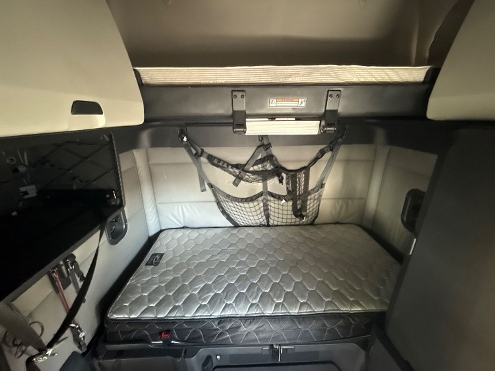 Sleeper Tractor-Heavy Duty Tractors-Freightliner-2021-T12664ST-Norcross-GA-638,810\n\t\tmiles-$ 53,250 - Image 16