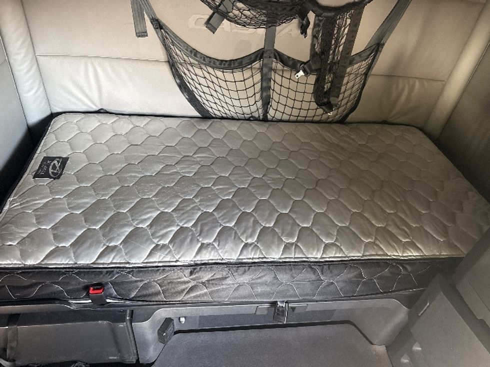 Sleeper Tractor-Heavy Duty Tractors-Freightliner-2021-T12664ST-Norcross-GA-638,810\n\t\tmiles-$ 53,250 - Image 17