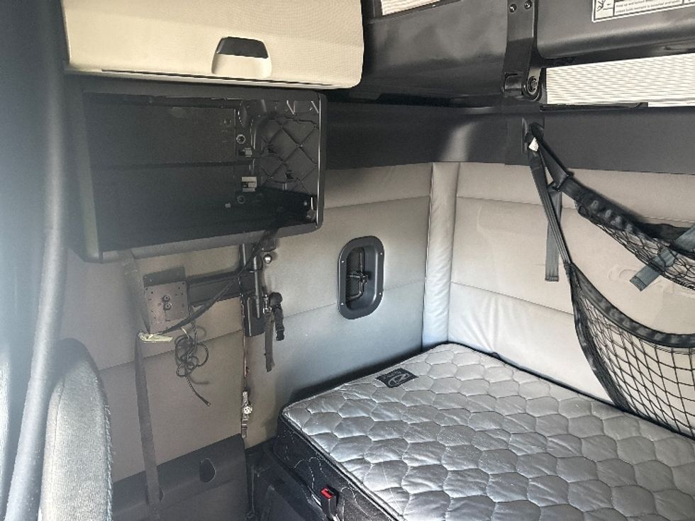 Sleeper Tractor-Heavy Duty Tractors-Freightliner-2021-T12664ST-Norcross-GA-638,810\n\t\tmiles-$ 53,250 - Image 18