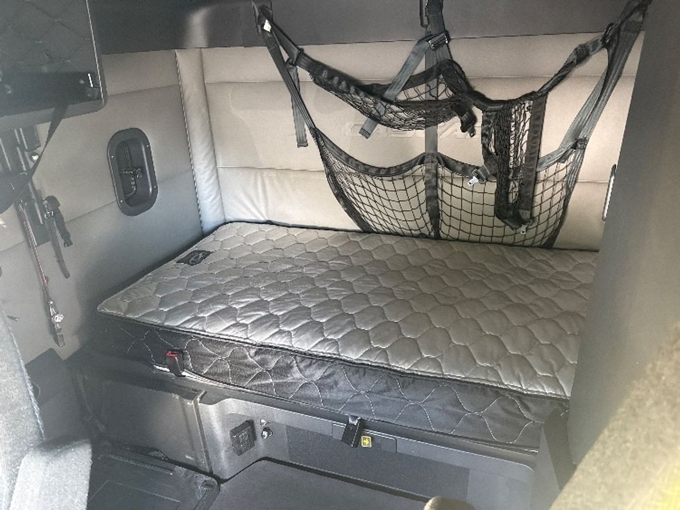 Sleeper Tractor-Heavy Duty Tractors-Freightliner-2021-T12664ST-Norcross-GA-638,810\n\t\tmiles-$ 53,250 - Image 19