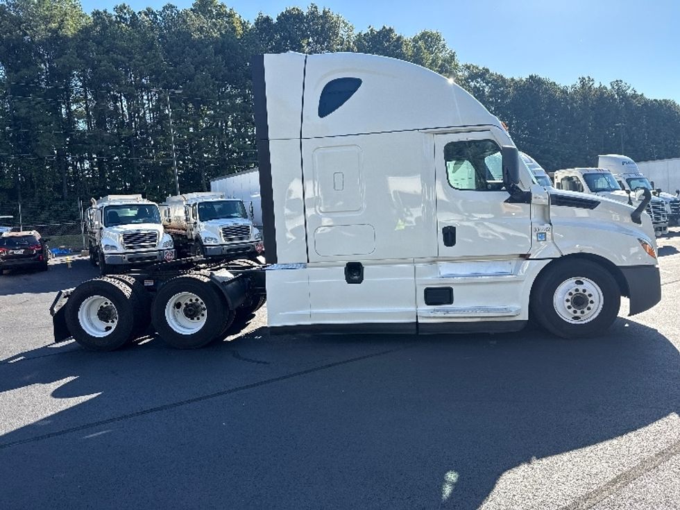 Sleeper Tractor-Heavy Duty Tractors-Freightliner-2021-T12664ST-Norcross-GA-638,810\n\t\tmiles-$ 53,250 - Image 8