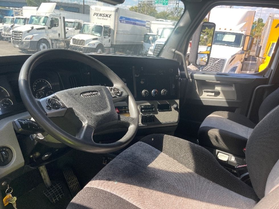 Sleeper Tractor-Heavy Duty Tractors-Freightliner-2021-T12664ST-North Bergen-NJ-588,836\n\t\tmiles-$ 54,500 - Image 10
