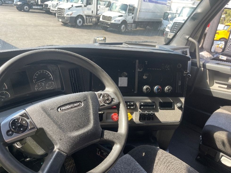 Sleeper Tractor-Heavy Duty Tractors-Freightliner-2021-T12664ST-North Bergen-NJ-588,836\n\t\tmiles-$ 54,500 - Image 11