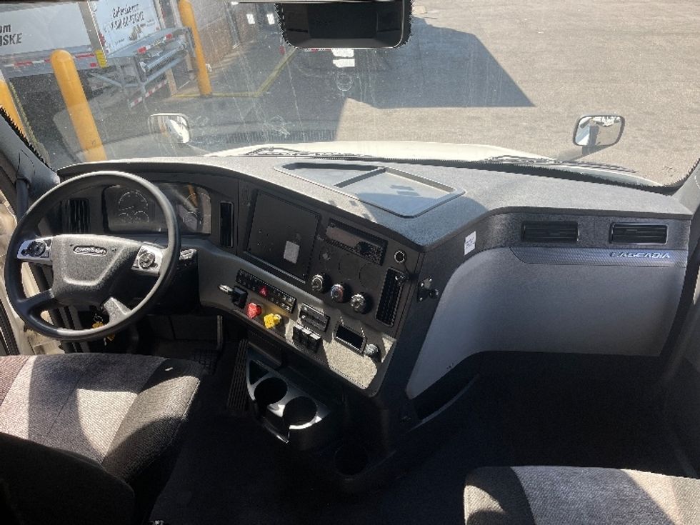 Sleeper Tractor-Heavy Duty Tractors-Freightliner-2021-T12664ST-North Bergen-NJ-588,836\n\t\tmiles-$ 54,500 - Image 12